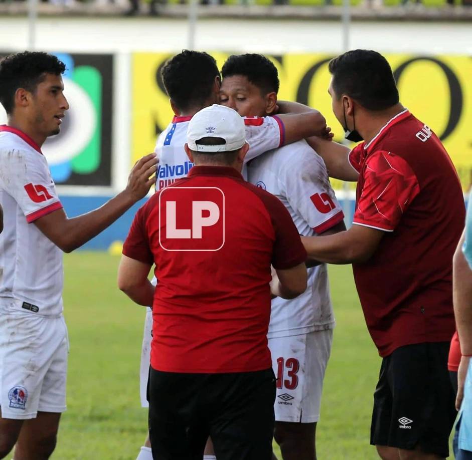 Brayan Moya marcó el gol del triunfo del Olimpia en Olancho y lo celebró con sus compañeros.