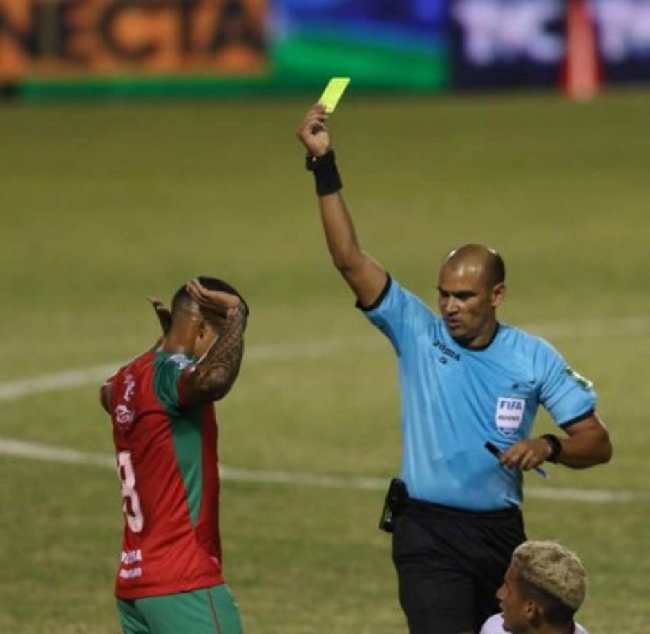 Óscar Moncada le muestra tarjeta amarilla a Edwin Solani Solano.