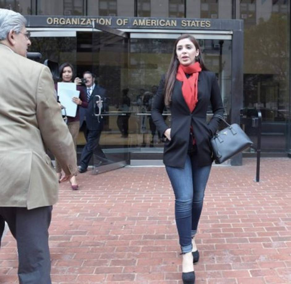 Emma Coronel, esposa del capo mexicano, Joaquín 'El Chapo' Guzmán, presentó una denuncia ante la Comisión Interamericana de Derechos Humanos por las supuestas torturas a la que es expuesto su marido en prisión y que 'ponen en riesgo su vida'.