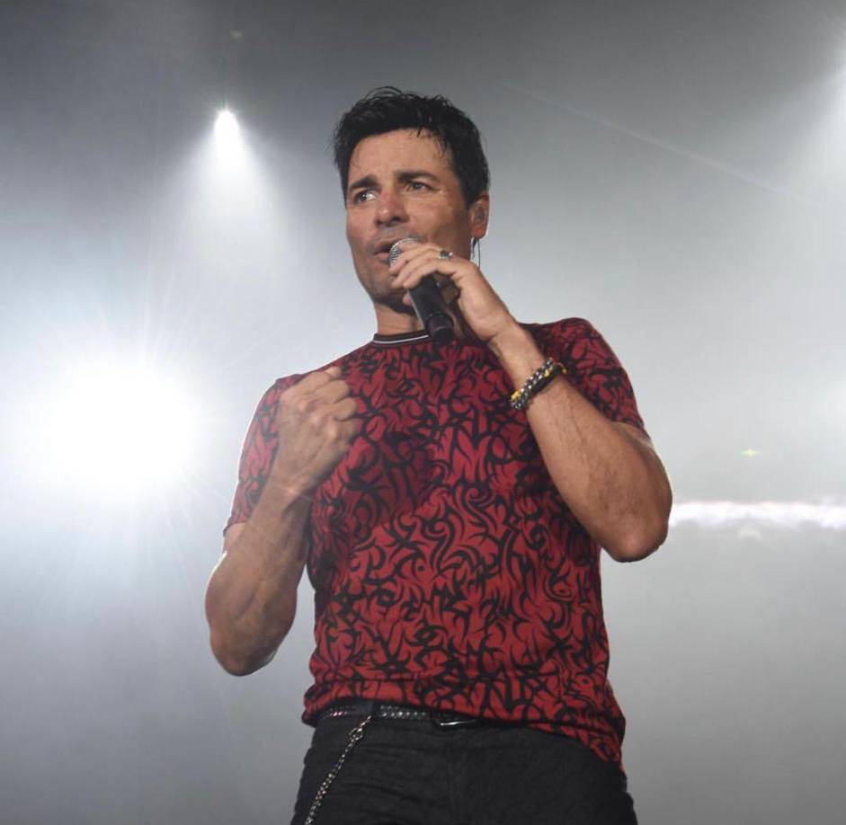 Incluye varias baladas clásicas de Chayanne y explora géneros como el mambo, el reguetón e incluso el primer corrido en su larga carrera, además de la canción que ya ha obtenido un disco de platino gracias al éxito de “Bailando bachata”, uno de los primeros sencillos de la producción.