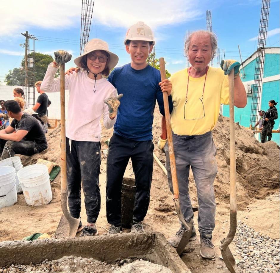 El carismático joven japonés también se preguntó en la publicación ¿Lograremos terminar el trabajoantes del anochecer?, ¿Qué dirán mis padres de la comida callejera como las patas de pollo y mangos preparados?, ¿Cómo reaccionarán los niños de Chamelecón?.