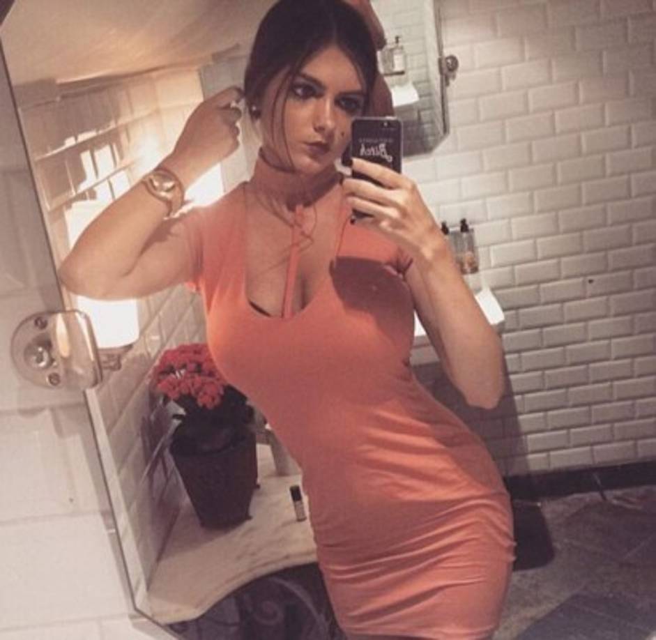 Emma que presume sus atributos en su cuenta de Instagram, exigió hablar con su jefe, quien le dijo que ella 'debería estar en una pasarela' y no encerrada en una oficina.