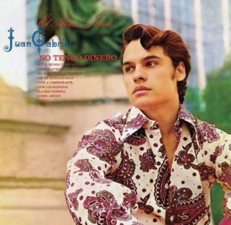 Hijo de padres campesinos, Juan Gabriel se enfrentó a la pobreza desde niño, a la soledad en un orfanato, a la cárcel de un crimen que no cometió y a los señalamientos de una sociedad conservadora.<br/><br/>En el mismo año comenzó su carrera con el éxito de 'No tengo dinero' y a partir de entonces inició una prolífica trayectoria de más de 1.800 canciones y 10 millones de discos vendidos.<br/>