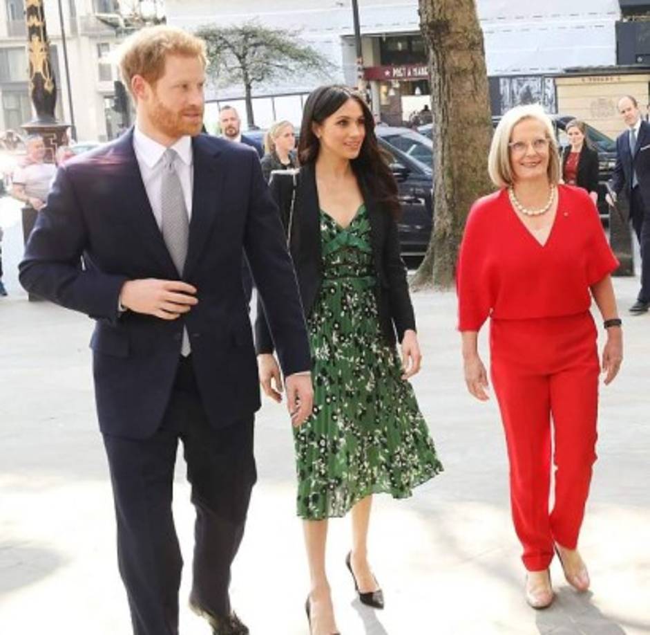 Tras mudarse a Londres para preparar la boda real, Meghan optó por los vestidos de diseñador, blazers y tacones, mostrando un look cada vez más refinado.