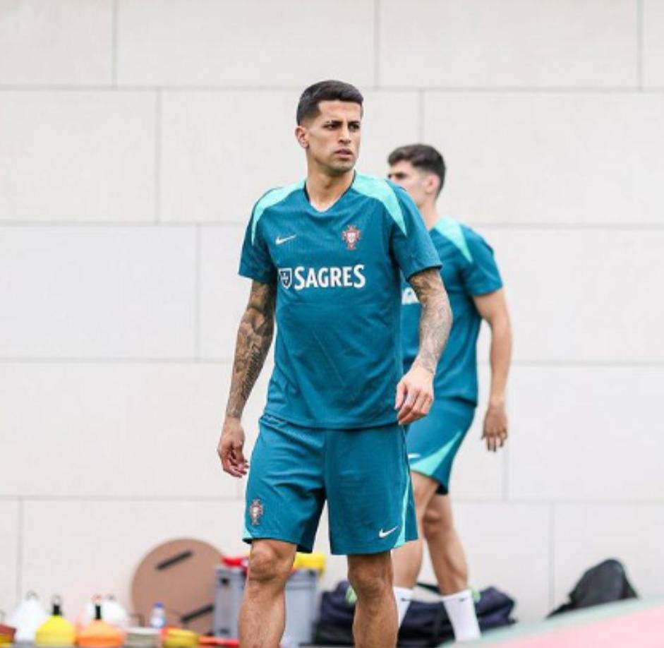 The Guardian asegura que el Al-Hilal quiere fichar a Joao Cancelo, propiedad del Manchester City. La primera opción del defensor es regresar a Barcelona, donde disputó la pasada temporada como cedido. Sin embargo, Pep Guardiola parece que no lo tomaría en cuenta y su destino apunta a Arabia Saudita.