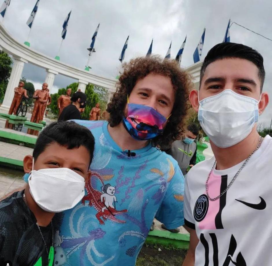 Nació en Puebla de Zaragoza el 20 de marzo de 1991. Estudió en el Instituto Oriente de Puebla y más tarde cursó la carrera de ciencias de la comunicación en la Benemérita Universidad Autónoma de Puebla (BUAP).