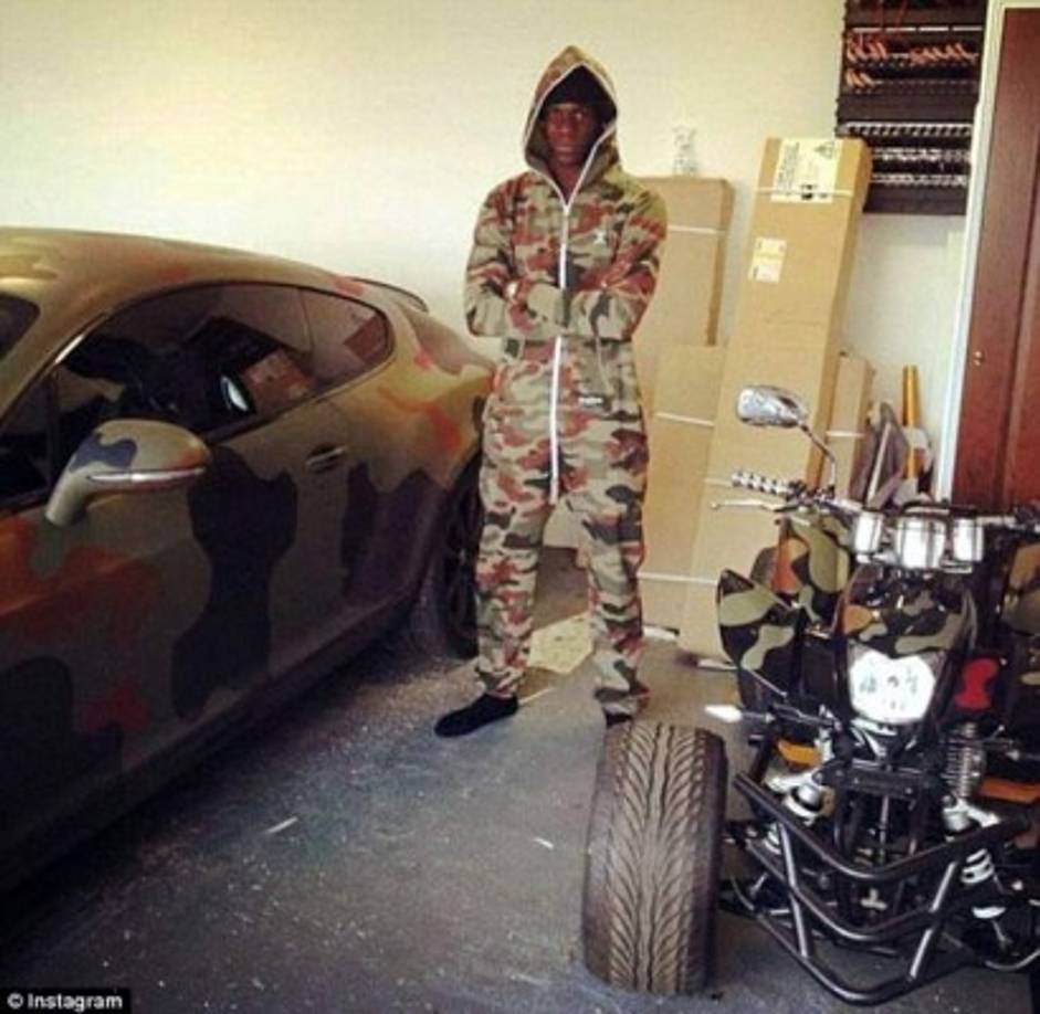 Mario Balotelli y su colección exclusiva de camuflaje. El delantero italiano posee un llamativo Bentley pintado también con colores propios de camuflaje militar, así como una cuatrimoto, entre otras cosas.