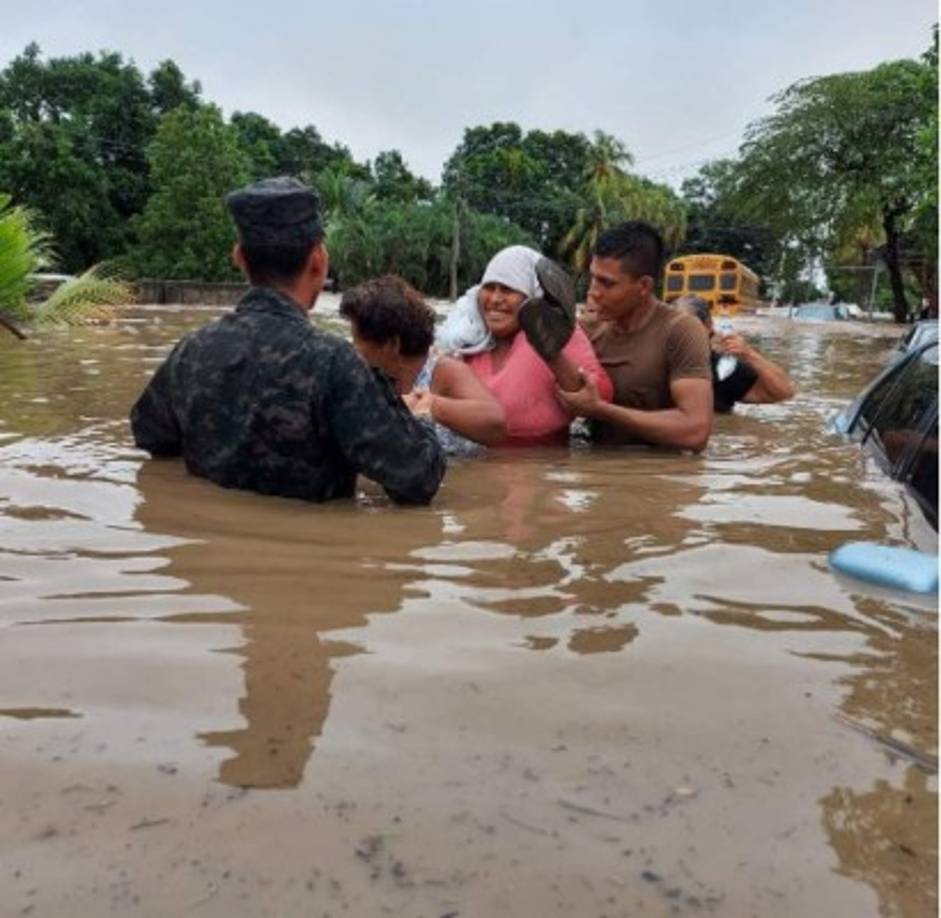 En Ciudad Planeta y sitios aledaños, el problema por el que no habían sido rescatados damnificados subidos en el techo de sus casas desde el jueves, es la fuerza de las aguas y el alto nivel que tienen, lo que no permite a los socorristas ver lo que hay abajo, que puede dañar las lanchas o darles vuelta.