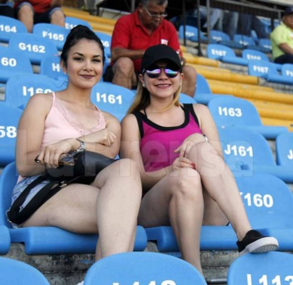 Bellas chicas engalanaron los primeros juegos de las semifinales de la Copa Presidente.