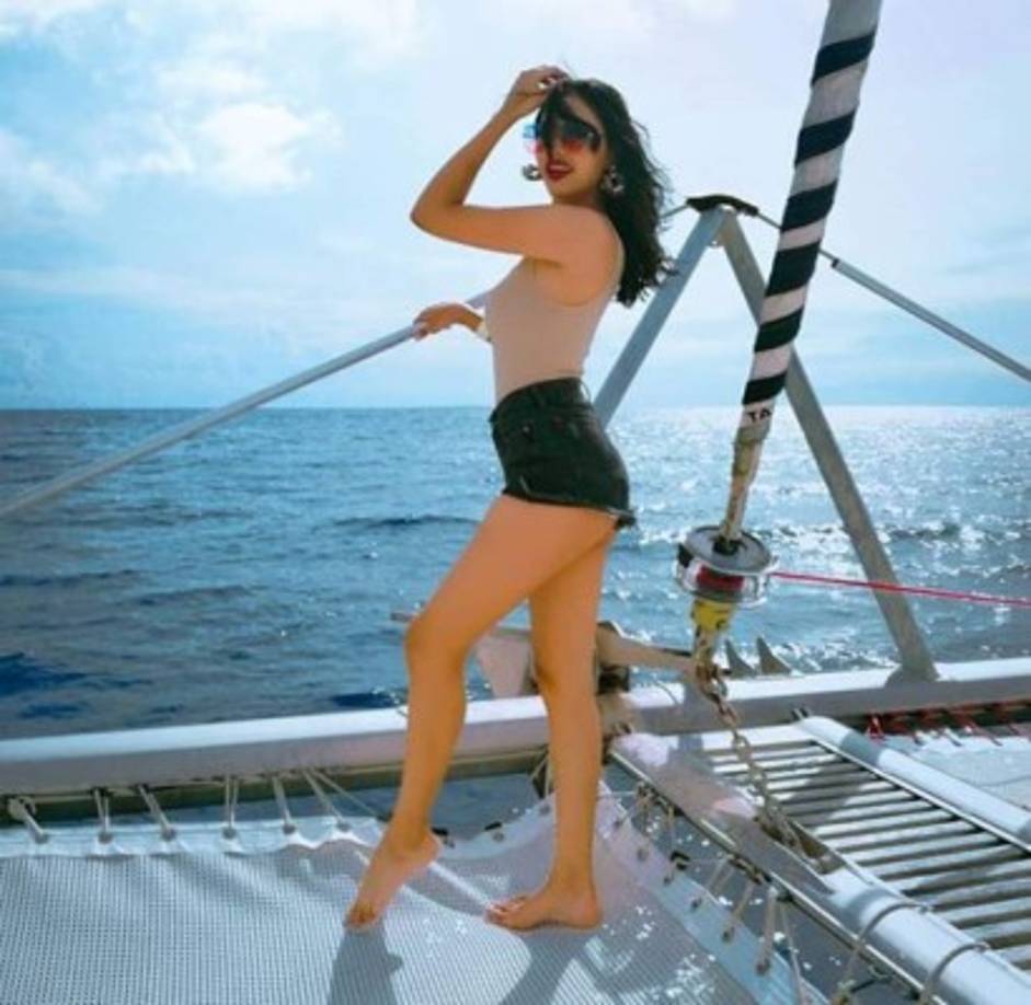 Los últimos días mostró fotos suyas en Instagram disfrutando de las bellas playas de Roatán.