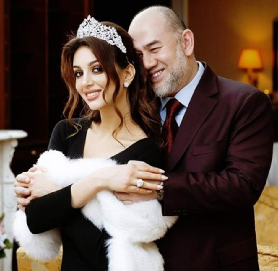 Voevodina, de 25 años, se convirtió al Islam y adoptó el nombre musulmán de Rihana antes de casarse con el rey malasio. La pareja se casó en Moscú y luego celebraron una boda musulmana en Malasia.