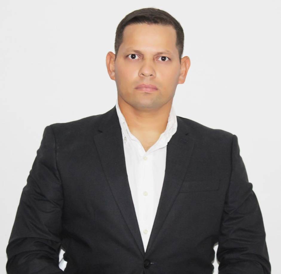 Con 21 años de servicio, medallas al mérito y una historia que inspira, <b>Christian Nolasco</b> es considerado un <b>policía ejemplar,</b> demostrando que hay oficiales comprometidos con el lema <b>“Servir y Proteger”</b>. Aunque ha alcanzado metas que muchos considerarían inalcanzables, Nolasco persiste en su mayor sueño: convertirse en director general de la Policía Nacional. 