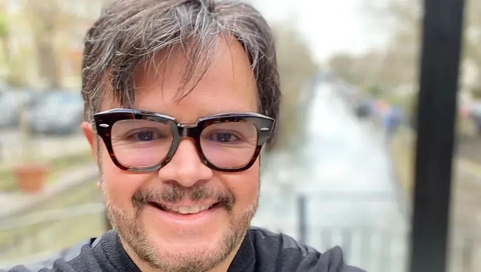 Aleks Syntek regaña a sus fans y arremete contra Bad Bunny en pleno concierto