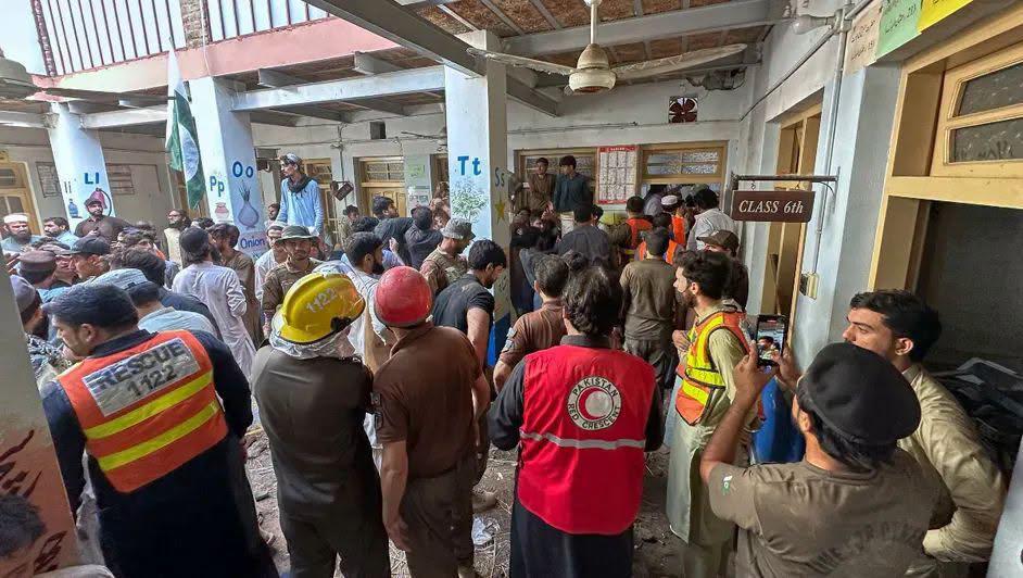 Horror en escuela: hallan muertos a 32 estudiantes y una maestra tras caerse techo