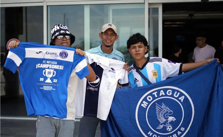 Estos hinchas del Motagua mostraron su apoyo a los jugadores del Ciclón Azul.