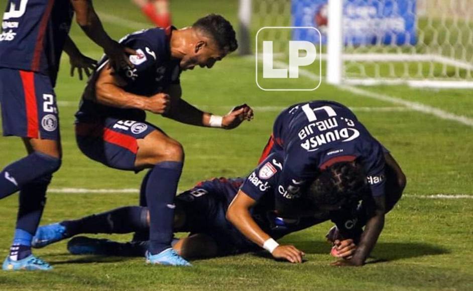 Todos lo sjugadores se mostraron felices por el gol de Walter Martínez y se fueron encima de él.