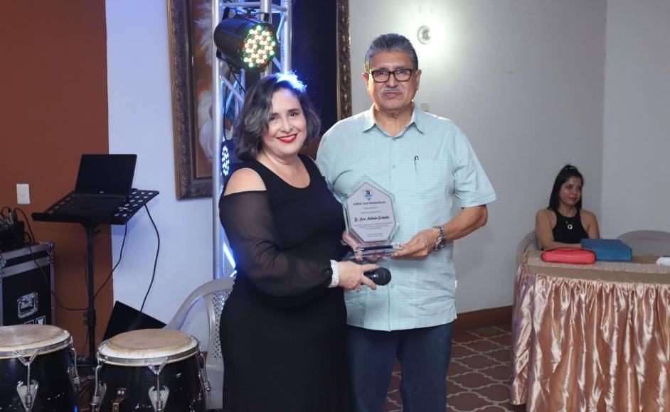 El director del Instituto JTR recibe placa de reconocimiento a su gran trayectoria. Entrega Mercedes Martínez