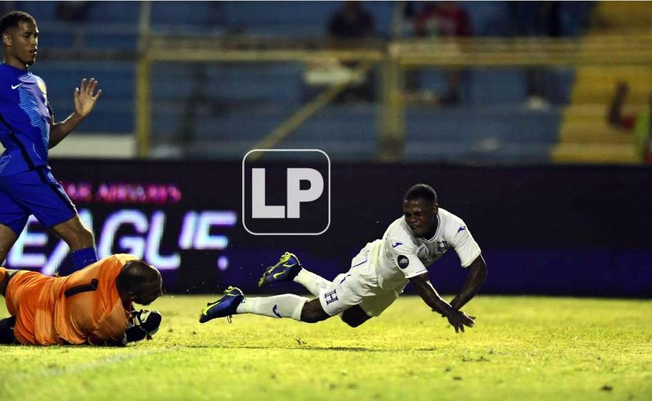 Edwin Solani Solano cayó al suelo tras tocar primero el balón y fue derribado por el portero de Curazao.