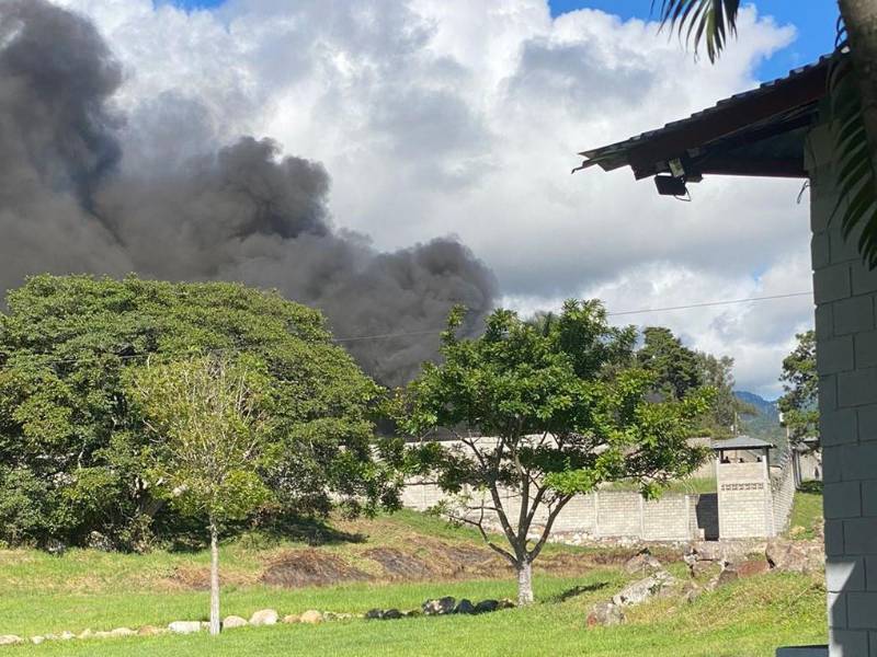 En el Centro Femenino de Adaptación Social (Cefas), ubicado en Támara, Francisco Morazán, también se desató un incendio tras la reyerta.