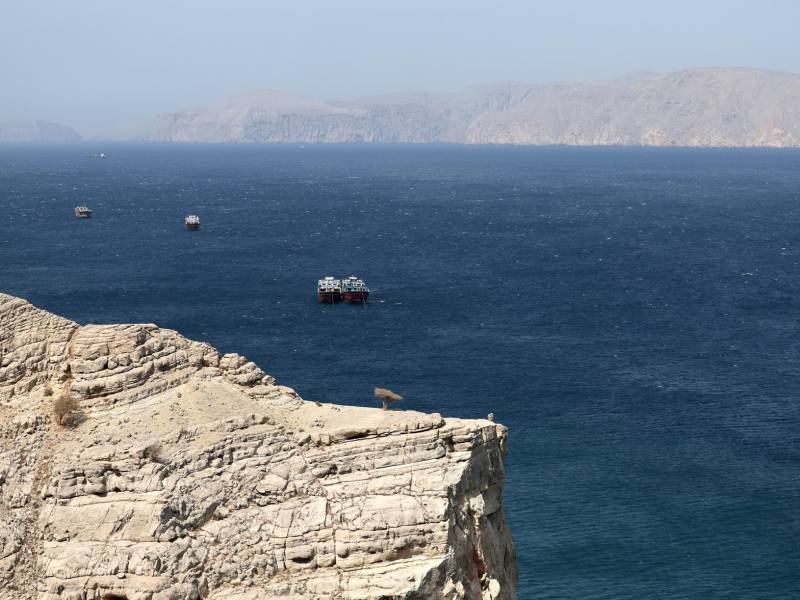 Barcos navegan por el estrecho de Ormuz.