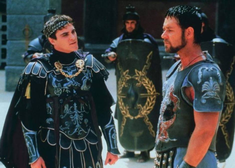 3. Gladiador - Gladiator. EU, Reino Unido, 2000.<br/>Dirige: Ridley Scott.<br/>Actúan: Russell Crowe, Joaquin Phoenix, Oliver Reed.<br/><br/>Maximus es un carismático general romano, protegido por el emperador Marco Aurelio, quien lo elige como heredero en detrimento de su hijo, Commodus. Tras la muerte del regente, se desata una lucha por el poder que acaba con el asesinato de la familia de Maximus y su encarcelamiento.<br/><br/>Durante la grabación, Ridley Scott vistió la gorra roja portada por Gene Hackman en la cinta Crimson Tide, dirigida por su hermano Tony Scott. Con el fin de reafirmar el origen hispano de su personaje, Russell Crowe deseaba imitar el acento de Antonio Banderas. El director Scott se lo impidió. Se realizaron más de 10 mil vestuarios para el rodaje de esta cinta.<br/>