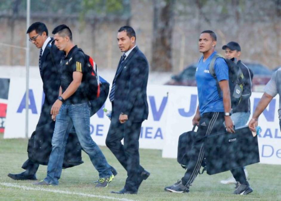 La llegada de la cuarteta arbitral del partido encabezada por el experimentado Héctor Rodríguez, árbitro de Liga Nacional.