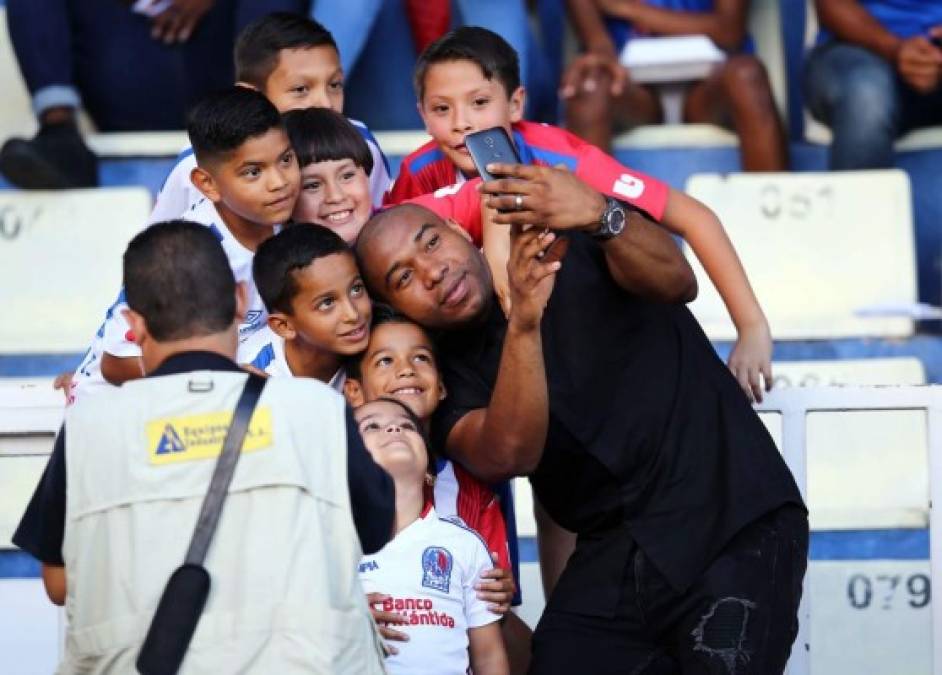 Wilson Palacios se tomó una selfie con pequeños aficionados del Olimpia.