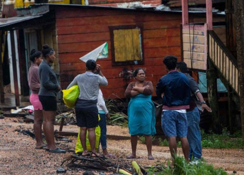 'El viento está demasiado fuerte, se llevó todo, el techo y las ventanas de madera de mi casa, que es de concreto. Tuve que salir a otra casa vecina', relató a la AFP Jessi Urbina, vecina del barrio El Muelle, en Bilwi.