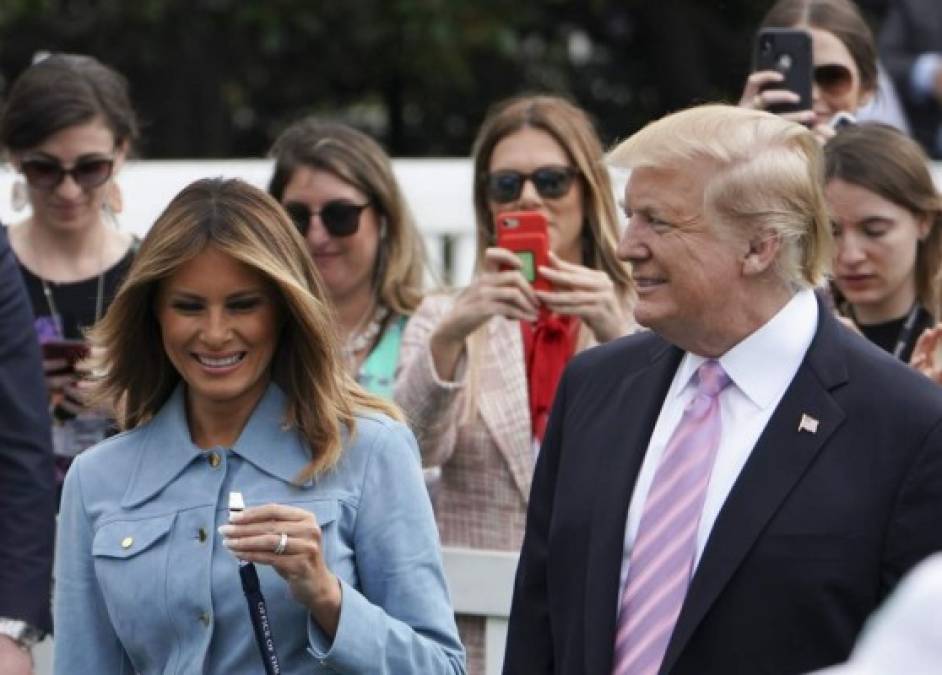 La primera dama estuvo junto a su esposo, el presidente de EEU Donald Trump, recibieron a más de 30.000 invitados que acudieron a la Casa Blanca para buscar huevos de Pascua escondidos entre sus jardines, una tradición que cumple 141 años.