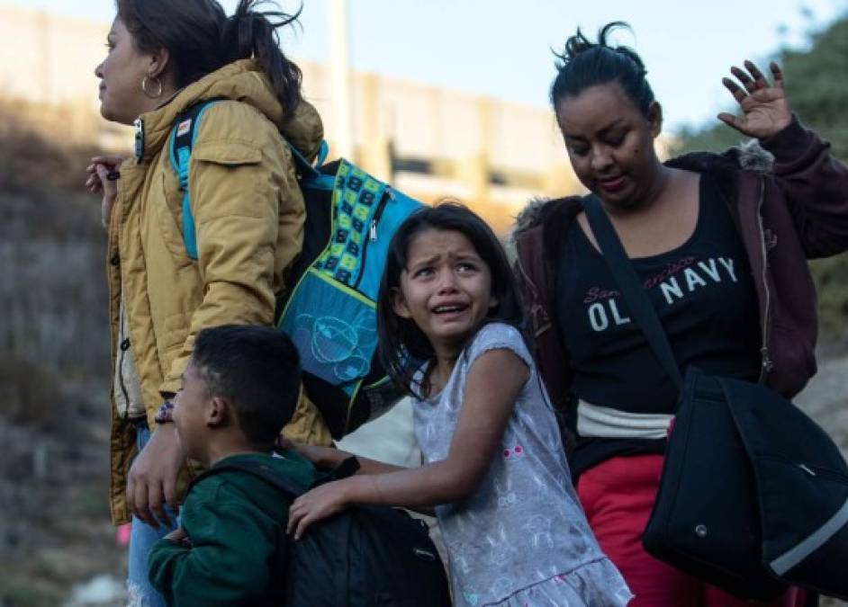 Algunos de los niños rompieron en llanto tras acercarse a los agentes de la Patrulla Fronteriza.