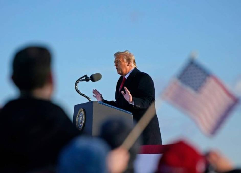 Trump, que todavía se niega a reconocer la derrota electoral, anunció a sus seguidores que planea 'volver de alguna forma' al poder en Estados Unidos.