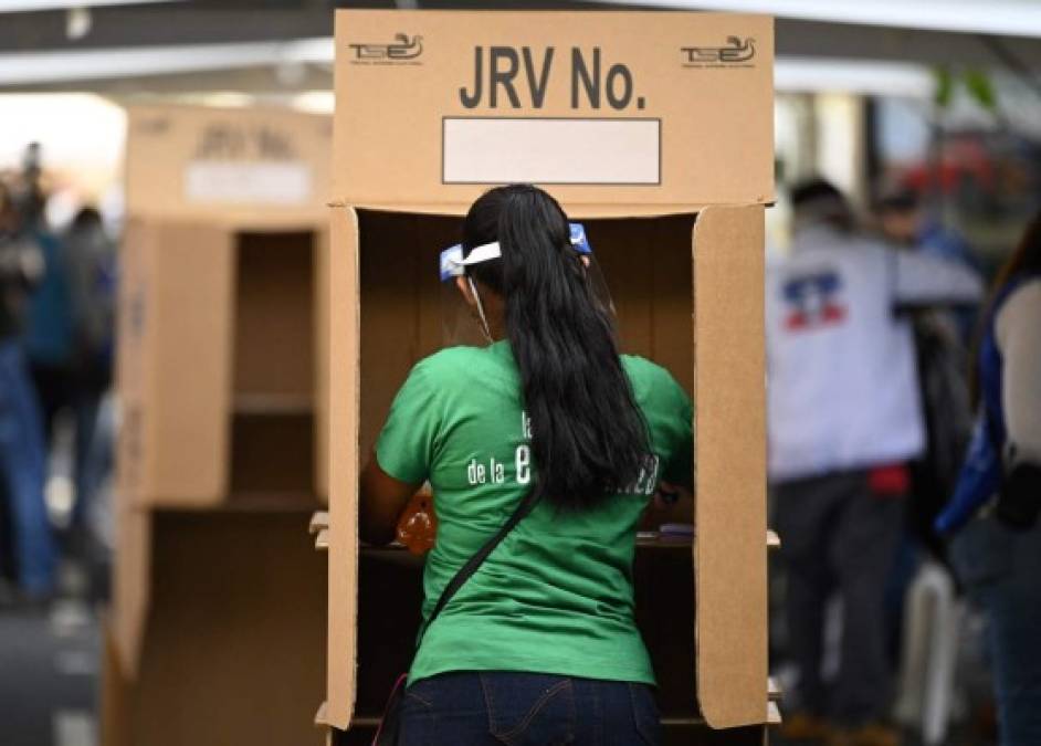 En las elecciones legislativas y municipales de este domingo El Salvador se juega el equilibro o la concentración del poder en la figura del presidente Nayib Bukele, de acuerdo con analistas. Foto EFE