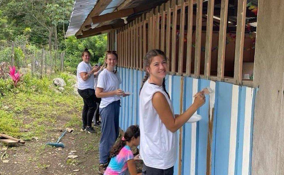 La fundación les proporcionó pupitres nuevos, pizarras, instalaron paneles solares, ventiladores, construyeron baños y un centro de aprendizaje. 
