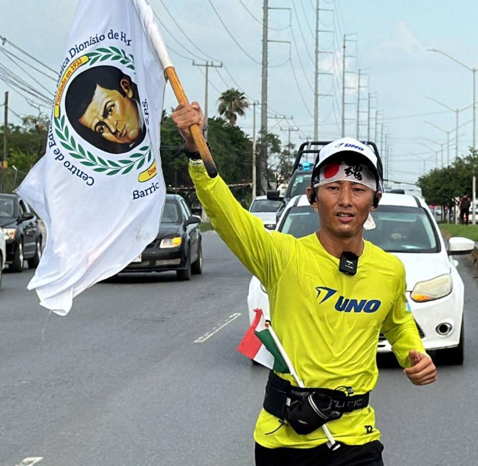 Tras su anuncio, cientos de seguidores dedicaron mensajes de aliento en sus redes sociales a que mejore de salud para que continúe su ruta de la carrera maratónica emprendida.