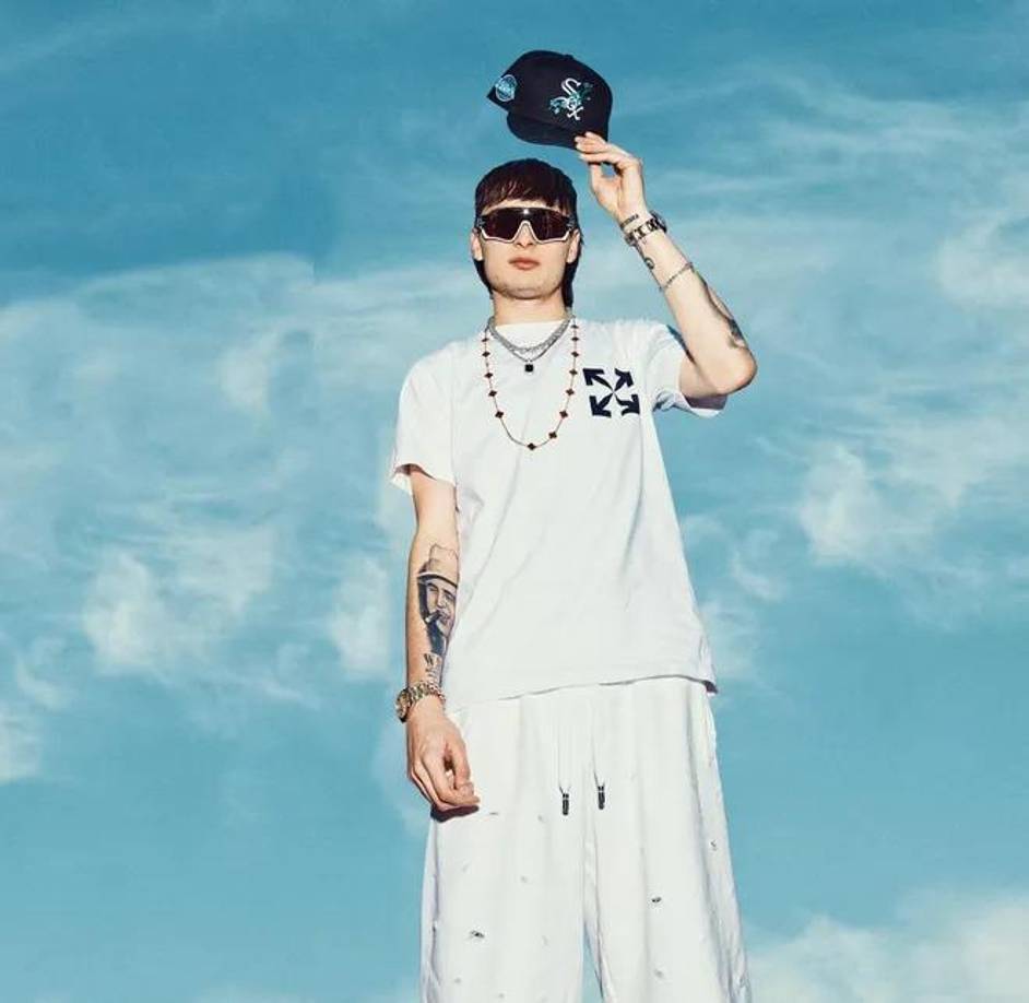 Además, todas las canciones de su último álbum debutaron en la lista Top 100 de Spotify en México, con once canciones que llegaron a la lista Spotify Top 200 Global y 12 en la lista U.S. Top 200.