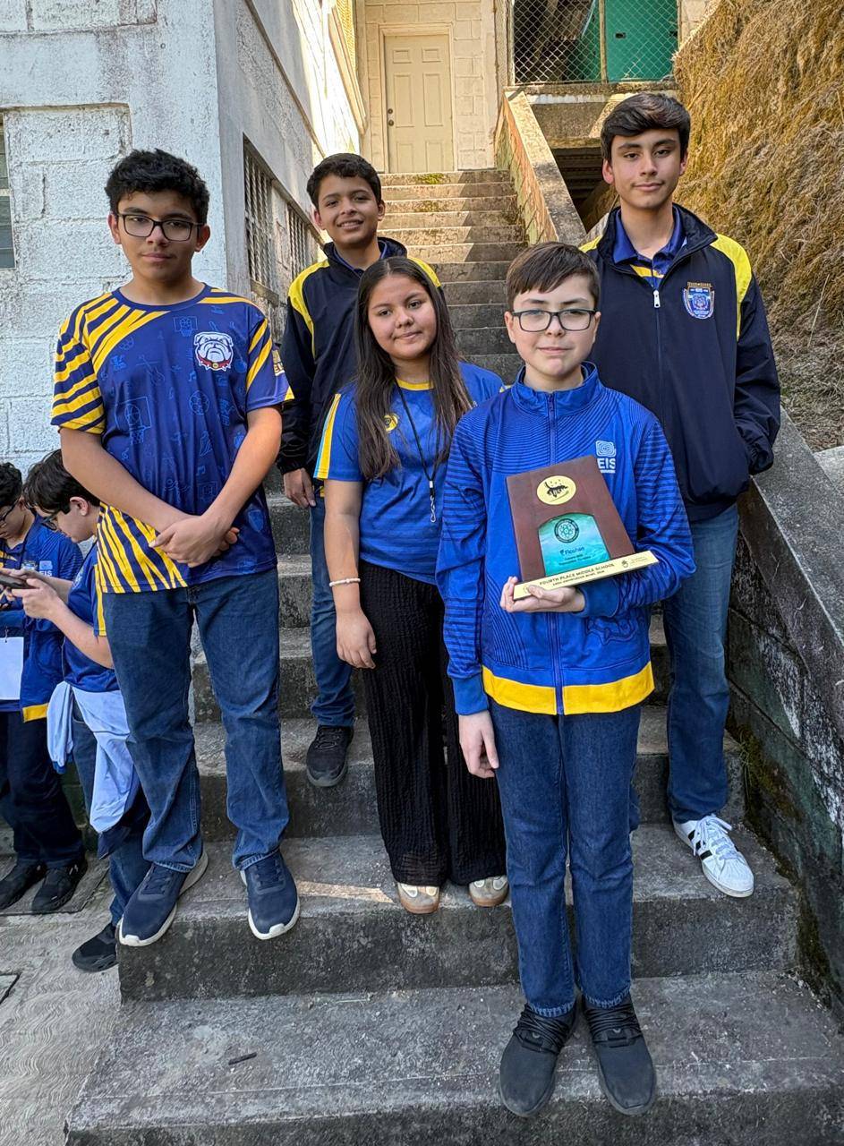 Equipo 4to lugar. Escuela Intermedia (6to a 8vo Grado): Mario Sánchez, Ricardo Jacomé Vivián Matute, Adrián Mairena y Jorge Vásquez.