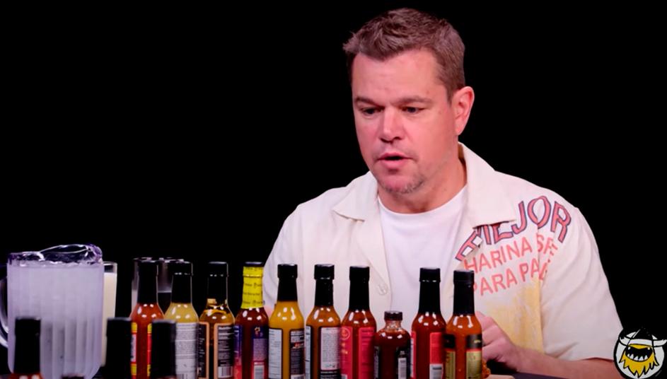 El actor Matt Damon en plena entrevista con Sean Evans.