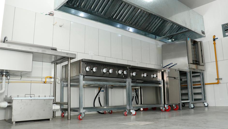 Diversos equipos llegan a conformar una cocina industrial de un negocio gastronómico, desde estufas, hornos, amasadoras, freidoras, congeladores. En Honduras, DIGSA es la empresa distribuidora y asesora de estos negocios.