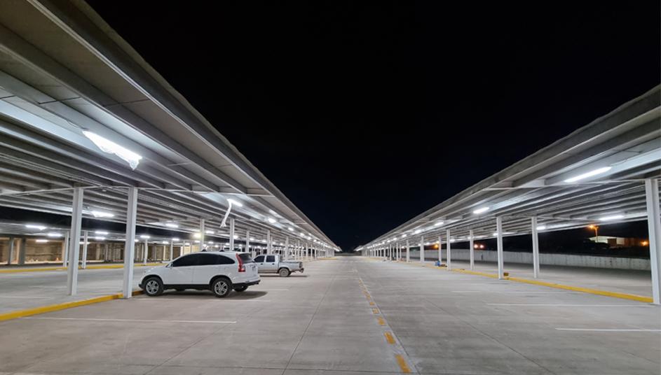 El espacioso estacionamiento del nuevo aeropuerto de Honduras, que ofrecerá vuelos a bajo costo y, sobre todo, seguridad.