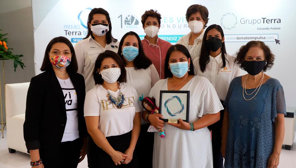 La ganadora del premio Terra Te Impulsa junto a representantes de Grupo Terra, Voces Vitales y empresarias hondureñas invitadas.