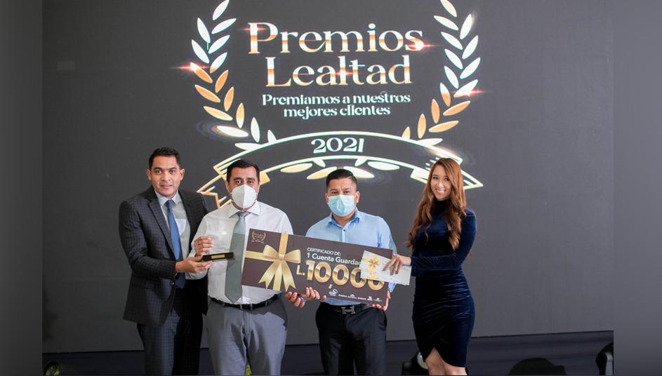 Los clientes recibieron como premio una cuenta Guardadito por L10,000, un Seguro de Vida Tranquilidad, una Asistencia Médica, un minicomponente, una pantalla led y un kit de bienvenida.