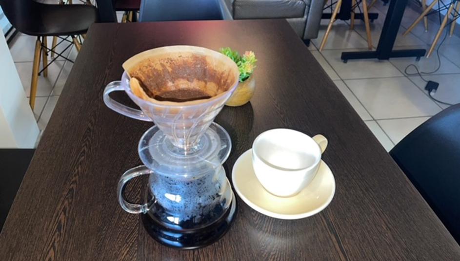Disfruta de delicioso café V60, un método de filtrado de café para disfrutarlo con más sabor natural, más cuerpo en el color de la taza y más aroma.