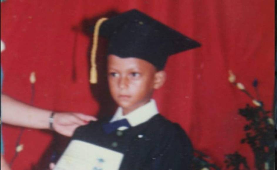 Víctor 'Muma' Bernárdez durante su graduación de primaria en La Ceiba.