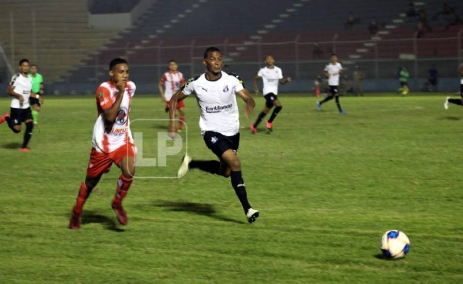 “El Cuervito“ Maradiaga disputando sus primeros minutos en la Liga Nacional contra el Honduras Progreso.