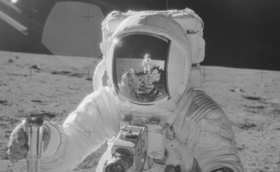 Los astronautas Buzz Aldrin y Armstrong reflejados uno frente al otro.