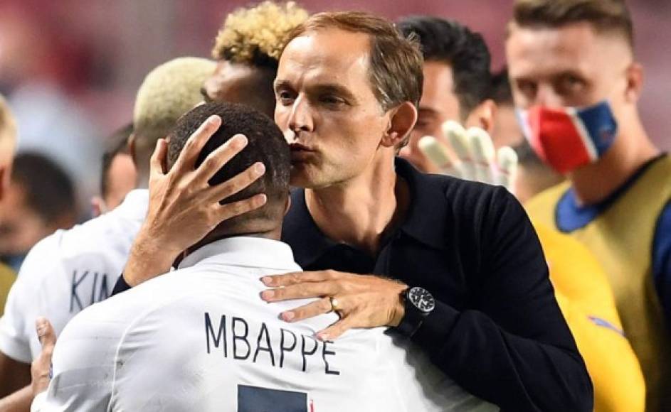 Thomas Tuchel dando cariñito a Mbappé luego de la clasificación a semifinales.