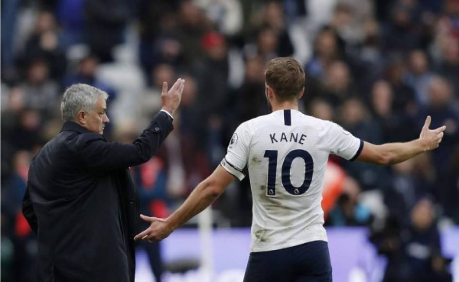 Mourinho dando instrucciones a Harry Kane. Algo no le gustaba al técnico luso.