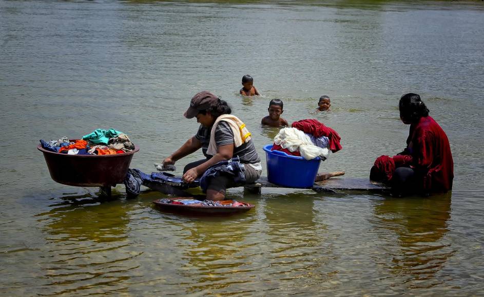 Indígenas misquitos lavan ropa en el Rio Patuca, el afluente más largo que surca la zona de La Mosquitia hondureña, entre los departamentos de Olancho y Gracias a Dios. 