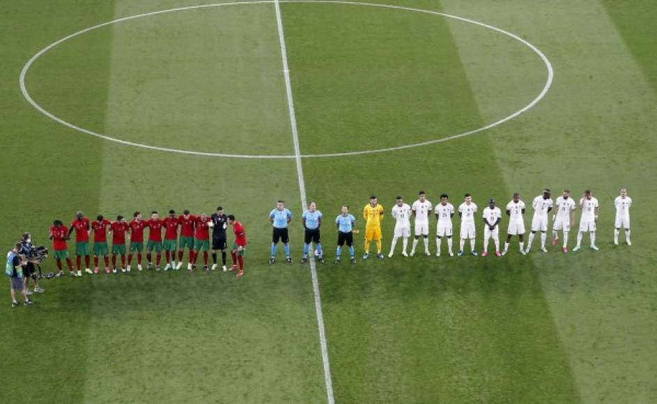 Las selecciones de Portugal y Francia durante los himnos nacionales.
