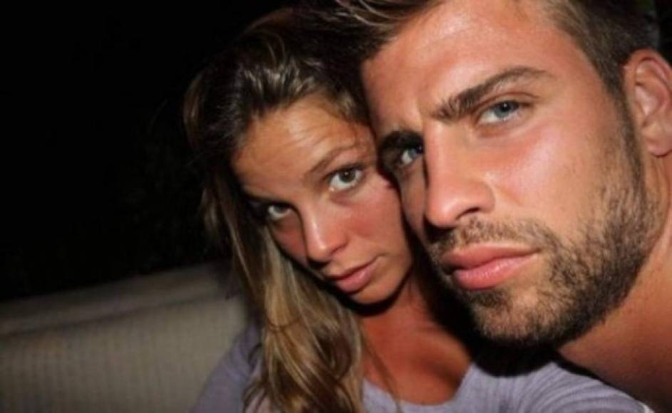 Núria - quien es hija del empresario español Enrique Tomás- y Piqué mantuvieron una relación por seis años, hasta que en 2010 el jugador terminó su noviazgo y comenzó un romance con Shakira, a quien conoció ese mismo año durante el mundial de África.<br/>